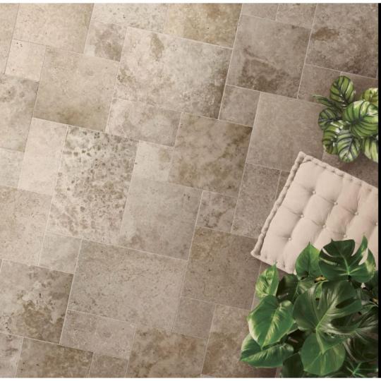 kert terasz szurke bezs barna csuszasmentes greslap jarolap padloburkolat fagyallo nappali vegyes romai rakas bezs vilagos meszko travertin marvany kohatasu.jpg